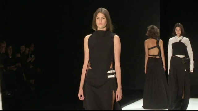 Noua colectie a Verei Wang, inspirata de armuri si costume de scrima. Cum arata tinutele prezentate la New York Fashion Week