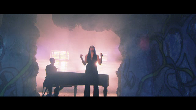 Andra lanseaza clipul piesei "Dragostea schimba tot". Schimbarea indrazneata de look cu care artista si-a surprins fanii