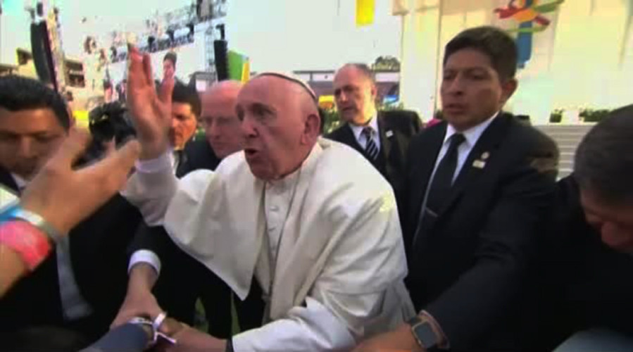 Momentul in care Papa Francisc s-a enervat. Cum a ajuns Suveranul Pontif sa cada peste un copil in scaun cu rotile