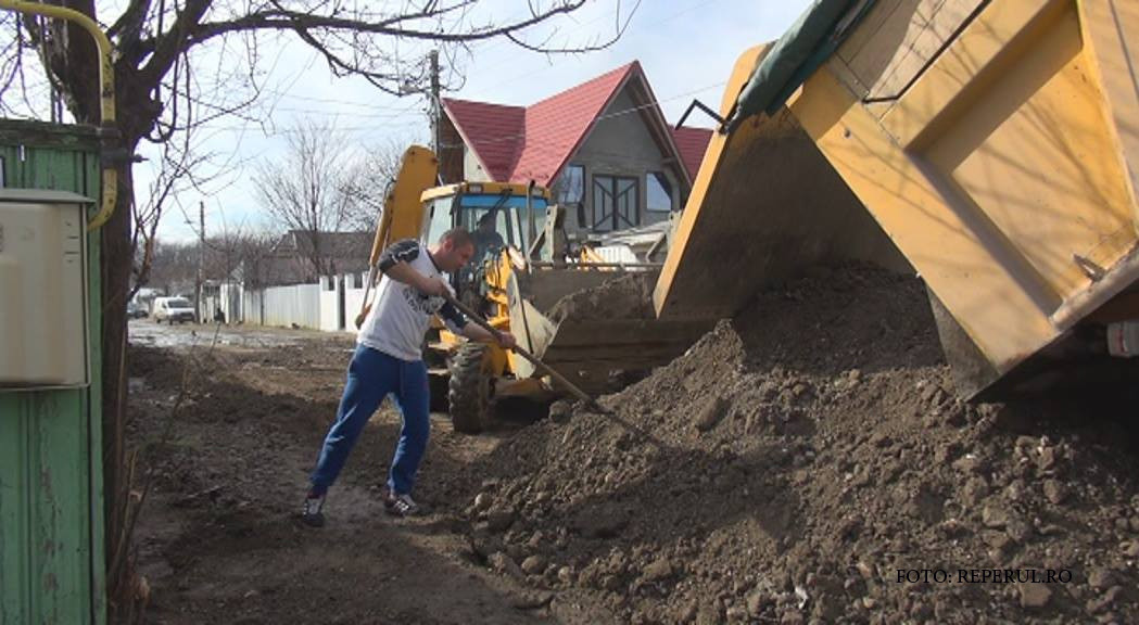La Braila, muncitorii au reusit sa STRICE, din fonduri europene o strada neasfaltata. "Au lasat groapa si au plecat"
