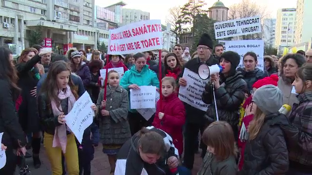 Tragedia bebelusilor bolnavi a scos parintii in strada la Pitesti. Medicii s-au plans ministrului ca NU au medicamente