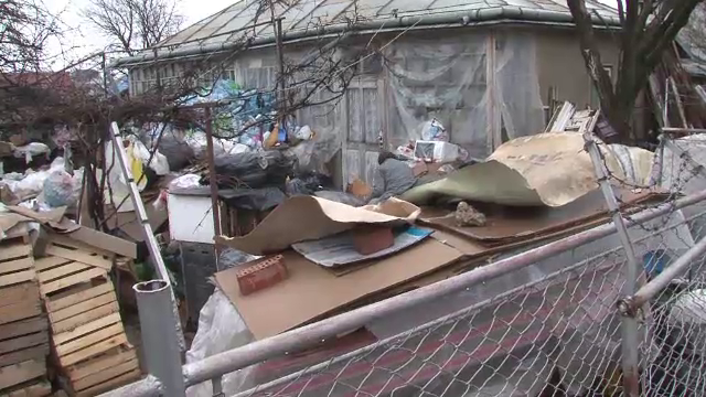Motivul pentru care un roman si-a transformat curtea intr-un focar de infectie. De 5 ani, aduna munti de gunoaie