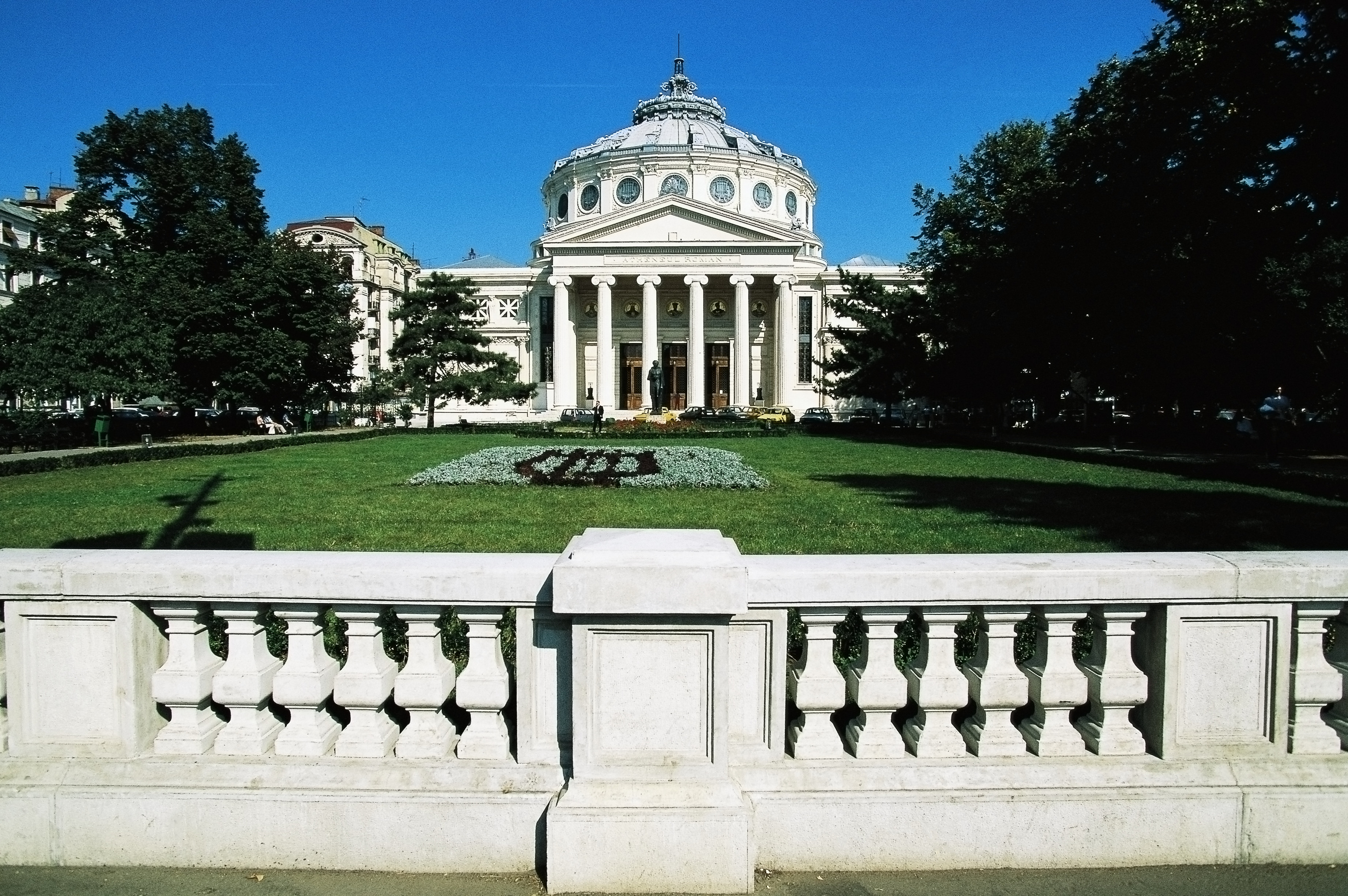 Bucurestiul, descris in The Guardian: Statii de metrou cu "parfum" de merdenele si artisti la fiecare colt de strada