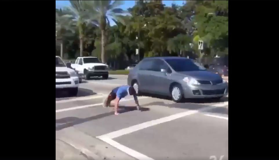 Real sau FAKE? Un barbat se apuca sa faca flotari in mijlocul strazii! Ce se intampla la final