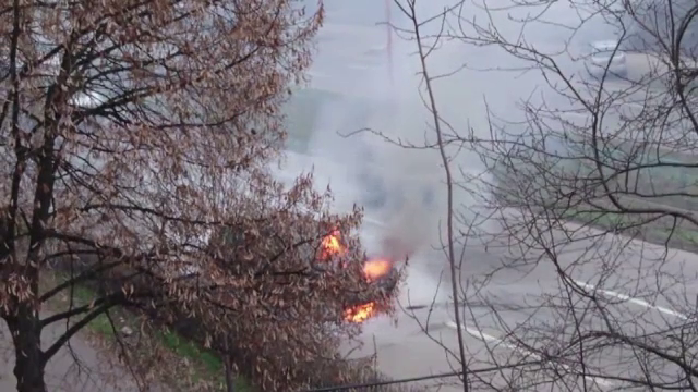 Panica intr-un cartier din Galati, dupa ce o masina cu instalatie GPL a luat foc. Pompierii au inceput o ancheta