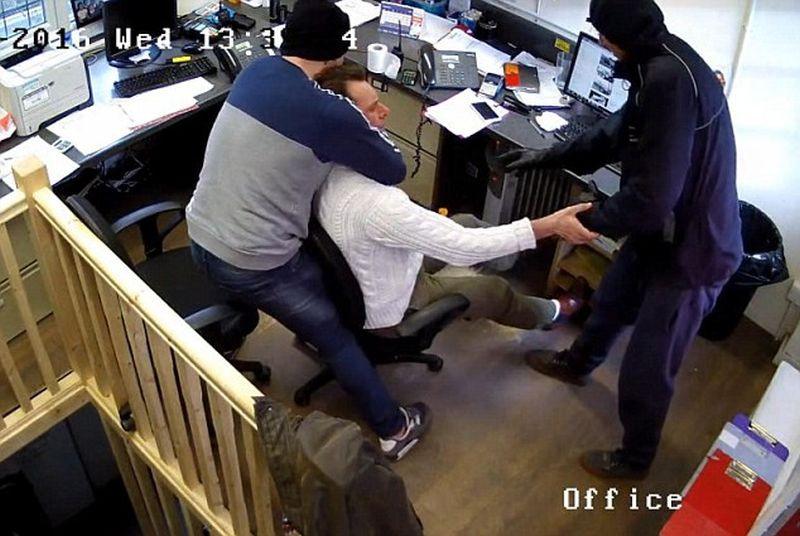 Camerele au surprins momentul in care un londonez este batut si jefuit chiar in biroul sau. Politia ii cauta pe faptasi