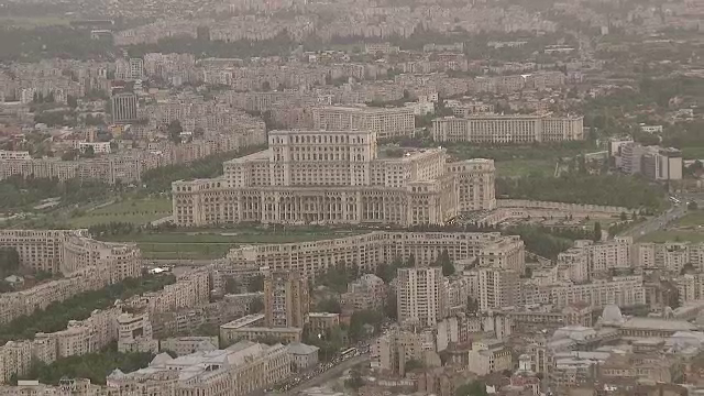 Casa Poporului a fost estimata la peste 2 miliarde de euro si are oficial un stapan. "Intrebarea este cat ne vine impozitul?"