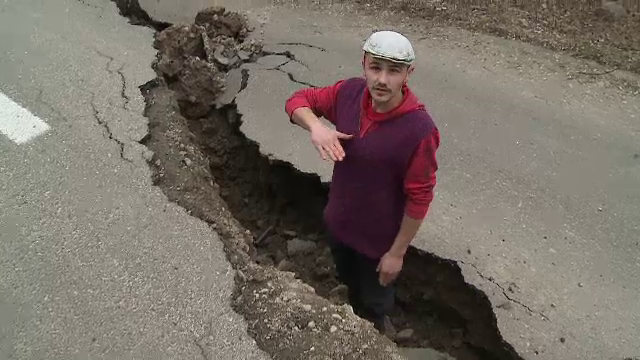 Crater imens in mijlocul unui drum din Arad. Localnicii trebuie sa parcurga 30 de kilometri pentru a-l ocoli