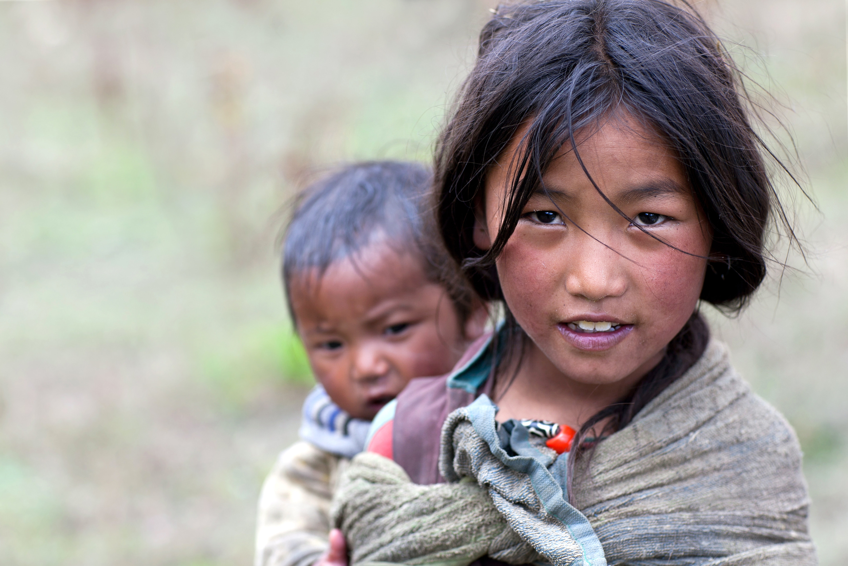 Chinul prin care trec zilnic copiii dintr-un sat din Nepal, ca sa ajunga la scoala: traverseaza un rau, tinandu-se de cabluri