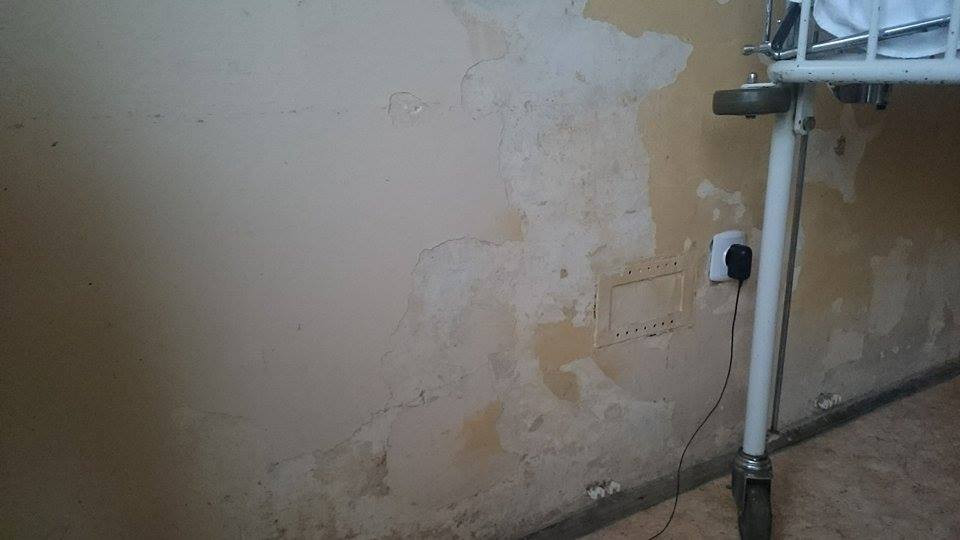 Imaginile greu de privit din sectia de pediatrie a unui spital din Romania. Copiii sunt tratati in mizerie, rugina si igrasie