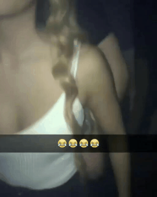 Metoda ingenioasa prin care o tanara a scapat de avansurile unui barbat, in club