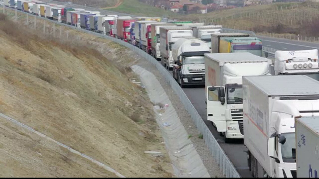 TIR-istii din Romania, victime colaterale ale protestelor din Grecia. Sute de soferi, blocati la granita, fara mancare si apa