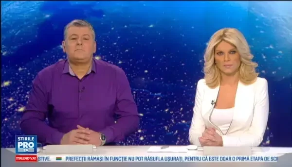 Crater imens in mijlocul unui drum din Arad. Localnicii trebuie sa parcurga 30 de kilometri pentru a-l ocoli