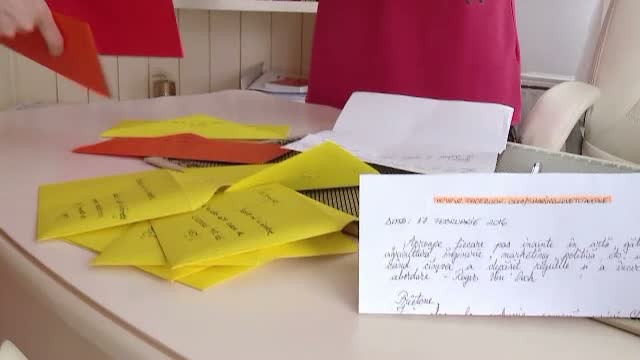 Zambete in plicuri colorate. Proiectul a trei tinere din Cluj care vor sa aduca un pic de optimism in viata romanilor