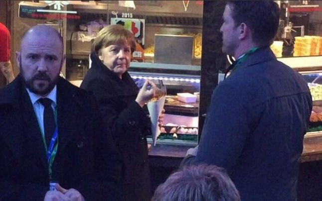 Angela Merkel, surprinsa de un jurnalist la un fast-food din Bruxelles. Comanda facuta de cancelarul german. VIDEO