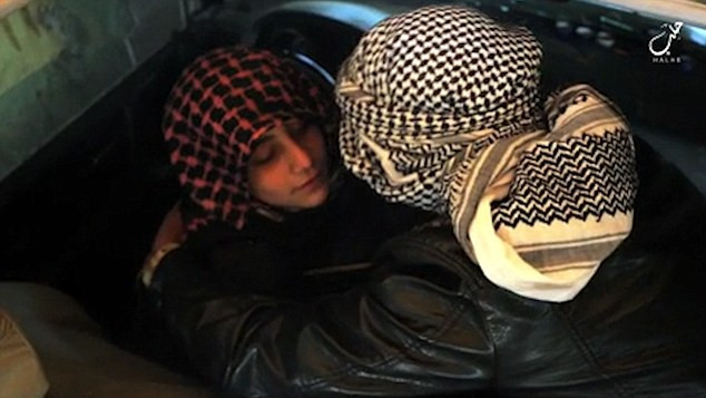 Momentul infiorator in care un "pui de leu al Califatului" isi ia adio de la tatal sau,apoi se detoneaza. Cine este baiatul