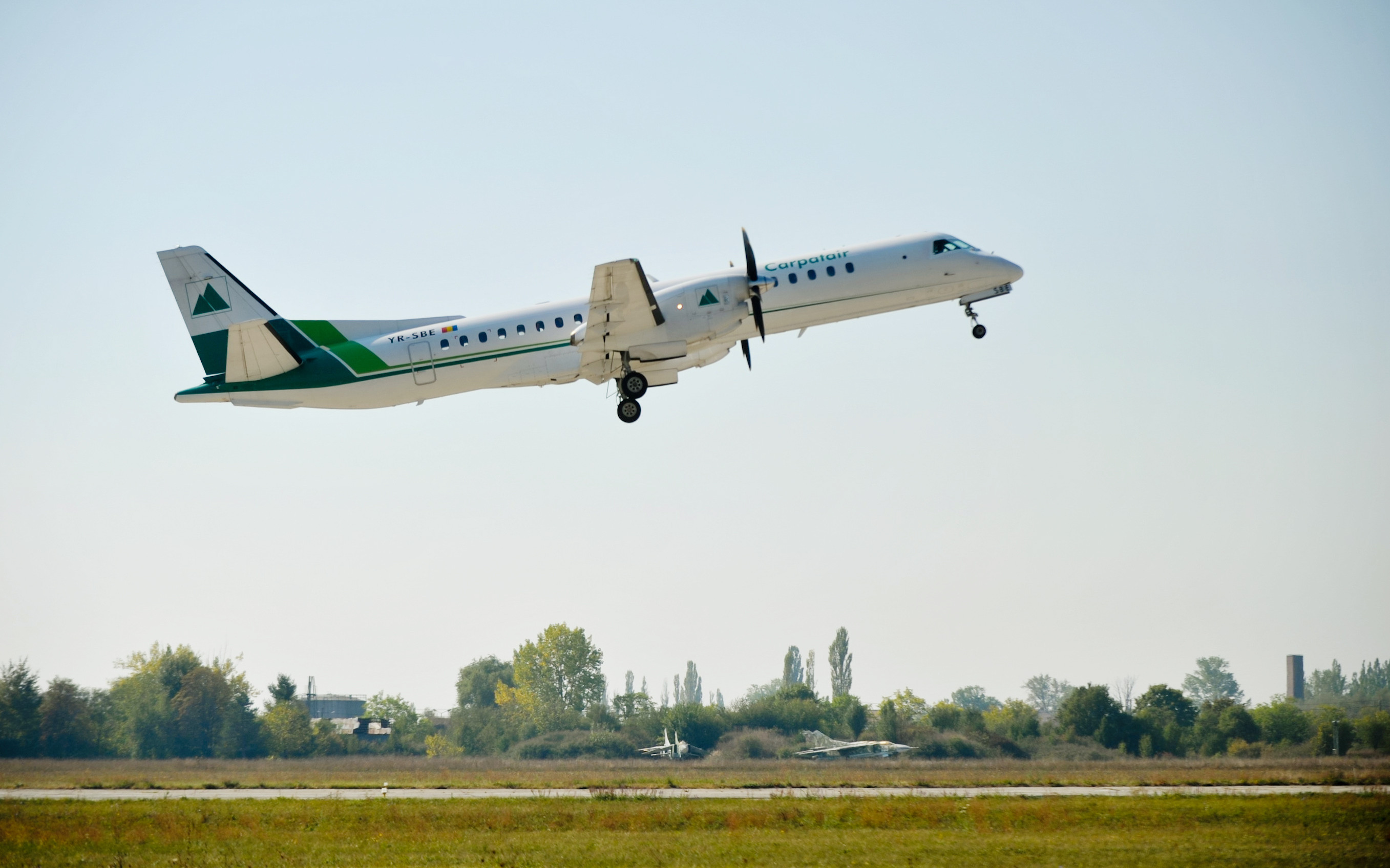 Un pasager, pus sa plateasca 10.000 de euro. A batut o stewardesa si a fortat aterizarea unui avion, la Timisoara