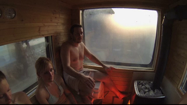 Un microbuz a fost transformat intr-o sauna mobila, in Budapesta. Surpriza de care au parte turistii inauntru