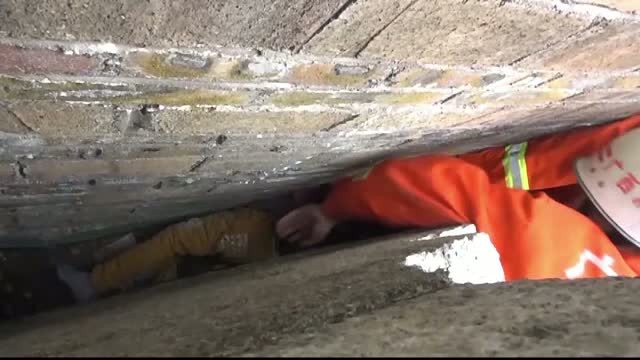 Operatiune dificila de salvare in sudul Chinei. Doi copii au ramas blocati intre doua ziduri de caramida