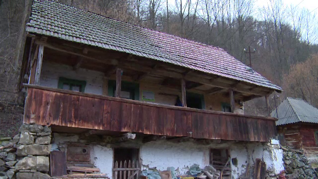 Au salvat o casa traditionala din Apuseni pe care o pun gratuit la dispozitia turistilor. "Nu se aude zgomotul masinilor"