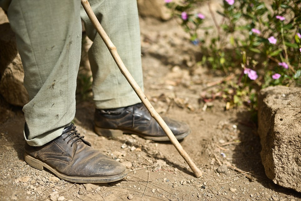 Drama traita de un tata din Kenya. Povestea batranului obligat sa priveasca in timp ce fiicele sale erau abuzate sexual