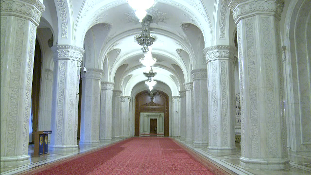 Cat costa sa inchiriezi pentru o zi o sala din Casa Poporului: un regizor german vrea sa filmeze un documentar despre Nero