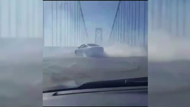 Fenomen periculos in SUA. Soferi teribilisti blocheaza soselele cu demonstratii de drifturi, apoi se lauda pe internet