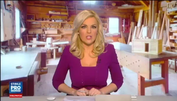 Upcycling, arta de a crea produse din deseuri, a ajuns si in Romania. Cat costa o rochie facuta din materiale reciclabile