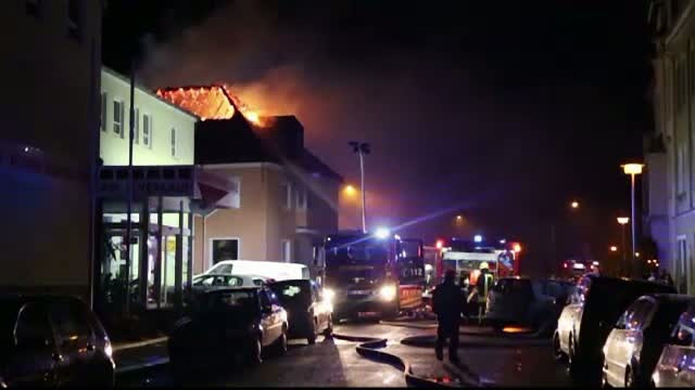 Un centru pentru refugiati de langa Dresda, incendiat "de o mana criminala". Pompierii, impiedicati de localnici sa intervina