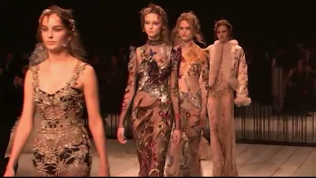 Saptamana modei de la Londra. Colectia Alexander McQueen atrage prin cristalele stralucitoare si rochiile somptuoase