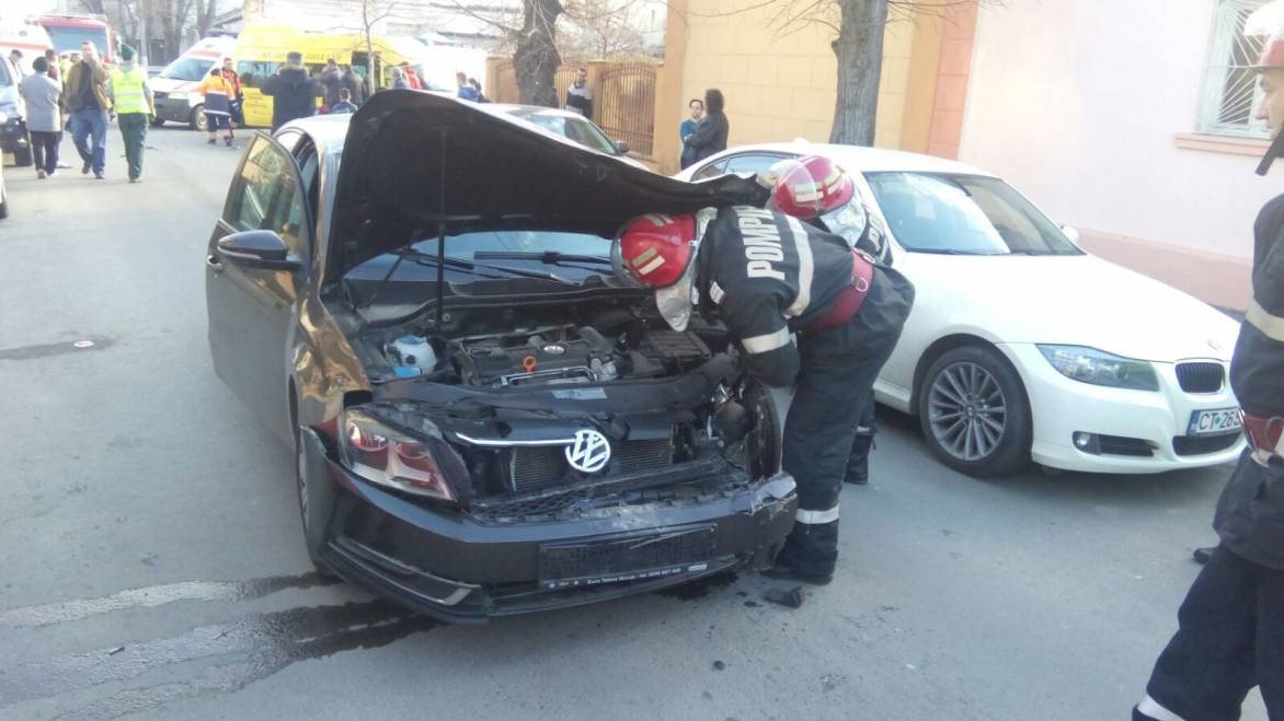 Noua copii au fost raniti in timp ce se indreptau spre scoala. Microbuzul in care se aflau a fost lovit de un autoturism
