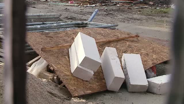 Muncitor in stare grava la spital, dupa ce mai multe grinzi din interiorul unei scoli au cazut peste el