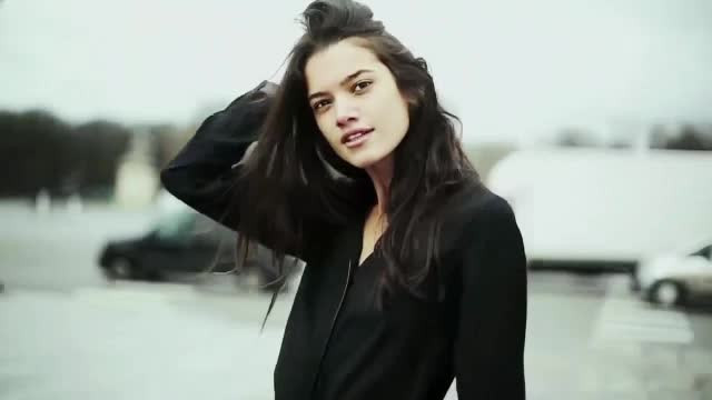 Un fotomodel brazilian doarme de 3 nopti pe aeroportul Henri Coanda. E casatorita cu un roman, dar nu poate intra in tara