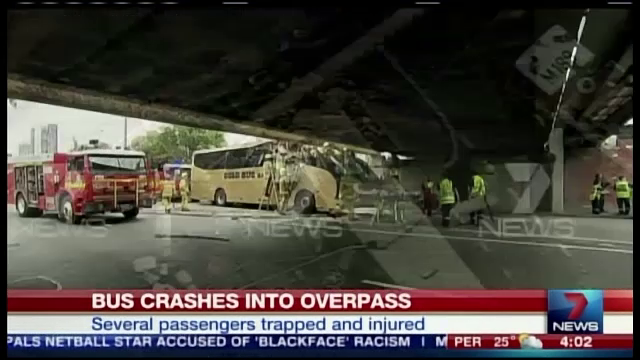 Socul trait de 10 australieni dupa ce autobuzul in care se aflau s-a lovit de un pod. Cum au fost scosi pasagerii