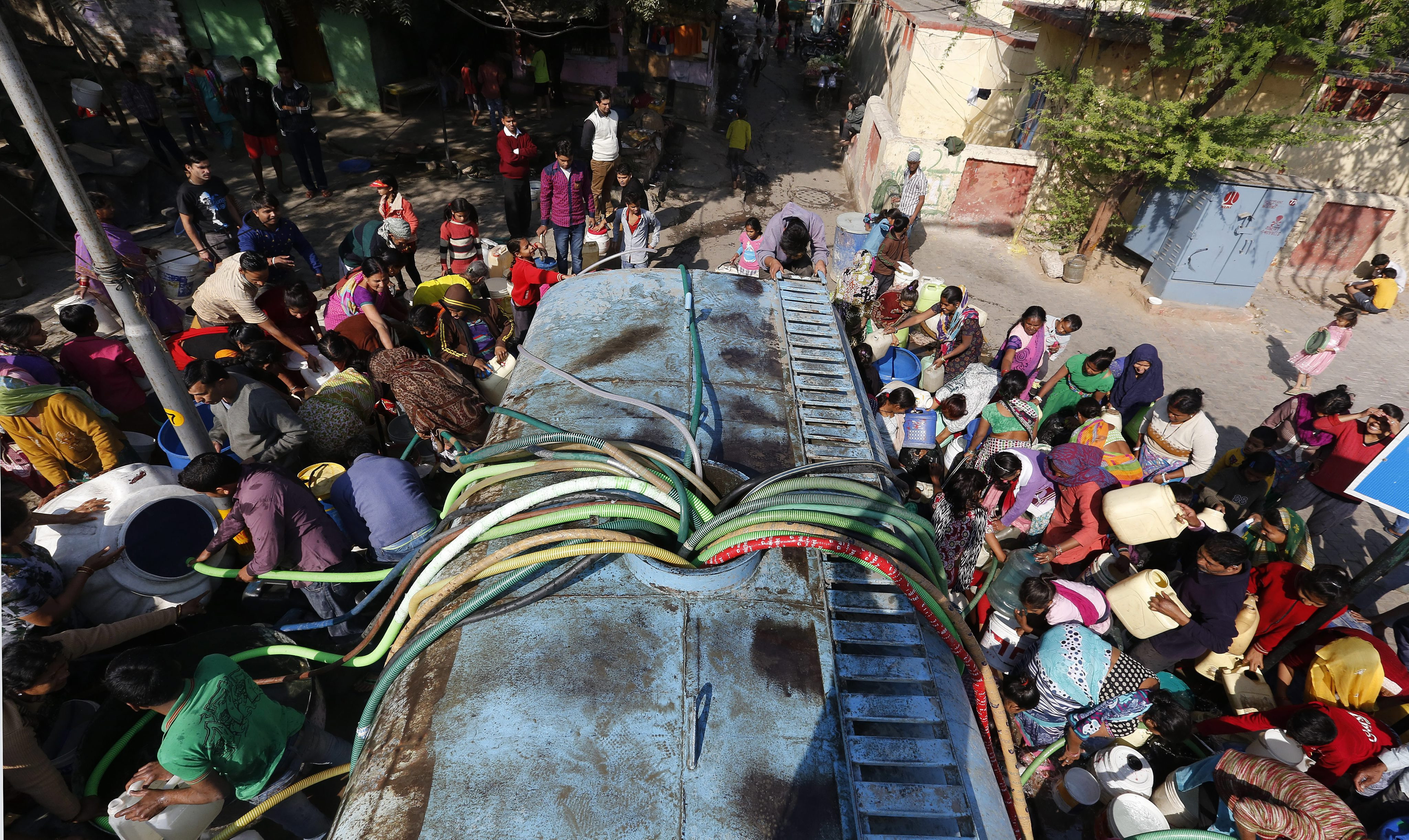 Capitala in care 10 milioane de oameni au ramas fara apa din cauza protestatarilor. 16 oameni au murit in luptele de strada