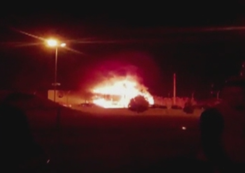 Incendiu cu necunoscute in parcarea unui abator din Buzau. Un TIR si alte doua autoturisme s-au facut scrum