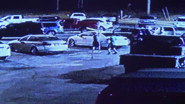 Filmati in timp ce au distrus 70 de masini parcate in numai o ora. Suma la care se ridica paguba provocata de doi tineri