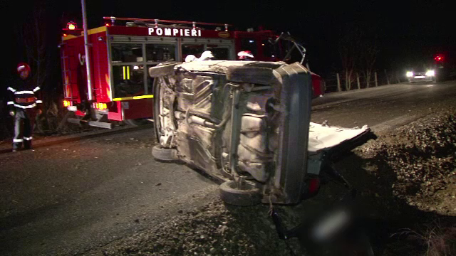 Soferul a ramas captiv in autoturism. Doi barbati din Bistrita Nasaud au ajuns la spital dupa ce s-au rasturnat cu masina