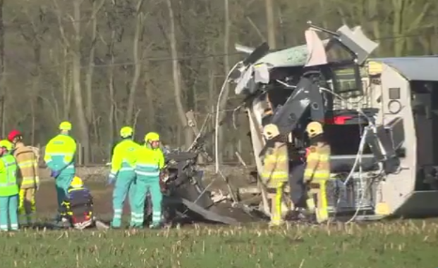 Accident feroviar in Olanda. O persoana a murit si sase au fost ranite dupa ce un tren a deraiat in camp