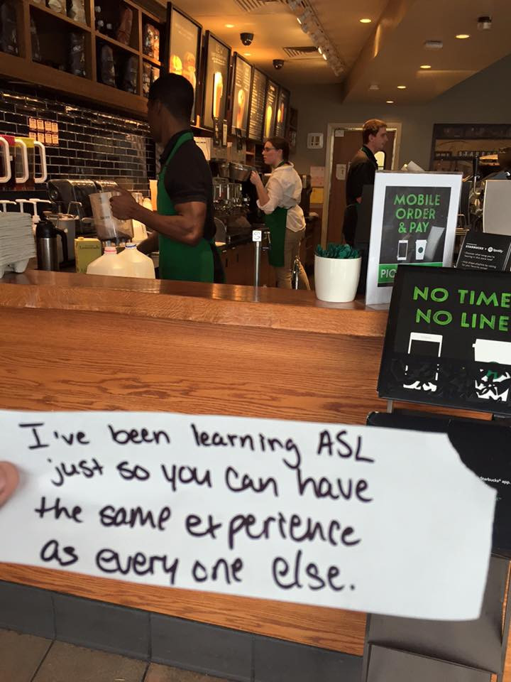 Gestul special pe care angajata unui Starbucks din SUA l-a facut pentru un client surd: "Am fost foarte impresionat"