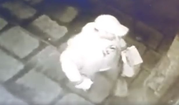 Suparat ca a fost lasat se astepte prea mult la usa, baiatul care a facut livrarea a comis un gest care l-a lasat fara job