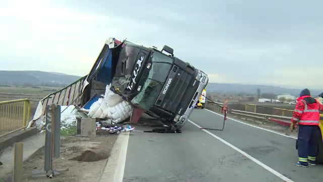 Un TIR plin cu materiale textile s-a rasturnat langa Alba Iulia. Soseaua, eliberata de doua utilaje speciale