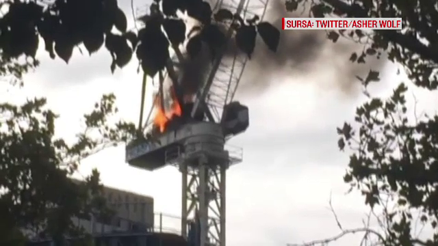 O macara a luat foc si s-a prabusit pe santierul unei cladiri de 12 etaje. Momentul care a semanat panica, surprins de camere