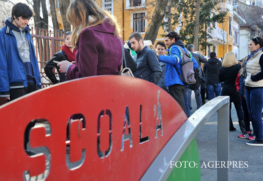 Ministerul cere cercetarea disciplinara a profesorului de la Vianu si recorectarea tezelor. "O reactie imprevizibila"