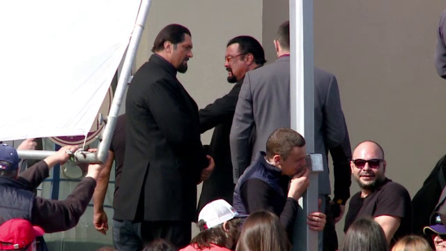 Steven Seagal a inceput filmarile pentru noul sau rol, in Mamaia. Cele doua sosii ale actorului i-au bulversat pe curiosi
