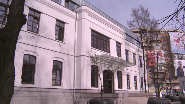 Decizia lui Robert Negoita de a transforma scoala-monument in primarie, contestata de ONG-uri. Cum se apara edilul de la 3