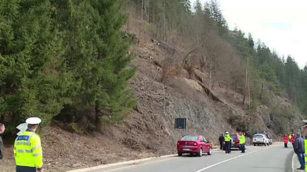 Drumul ce leaga Transilvania de Moldova, blocat de prabusirea stancilor. O catastrofa a fost evitata in ultima clipa