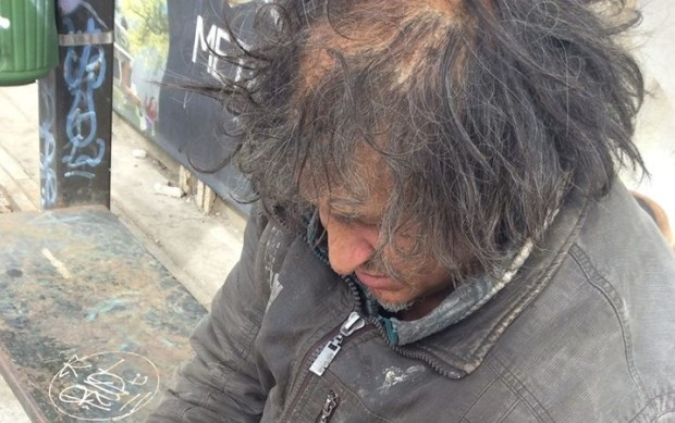 A promis ca da cate 1 LEU pentru fiecare LIKE obtinut la poza. Cati bani a primit la final un om al strazii din Capitala