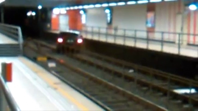 Si cu masina si cu metroul. Barbatul nu s-a decis ce mijloc de transport sa foloseasca asa ca le-a ales pe ambele