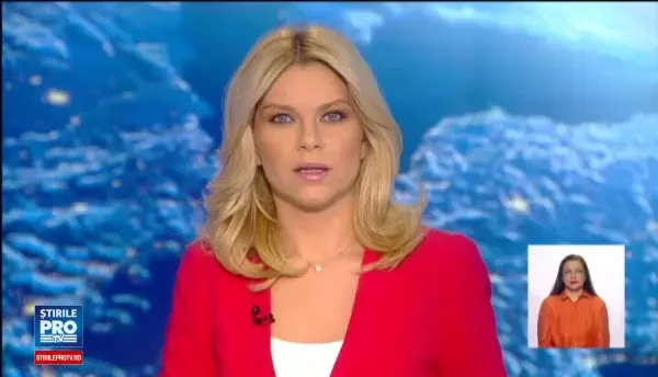 Un TIR plin cu materiale textile s-a rasturnat langa Alba Iulia. Soseaua, eliberata de doua utilaje speciale